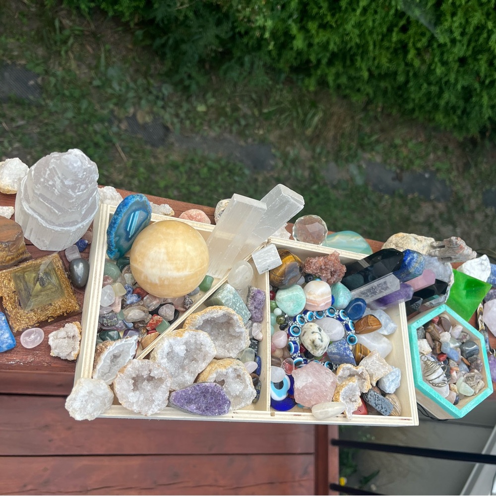Huge crystal collection - Selenite, Amethyst, Quartz, Labradorite & more - Picture 3 of 10
